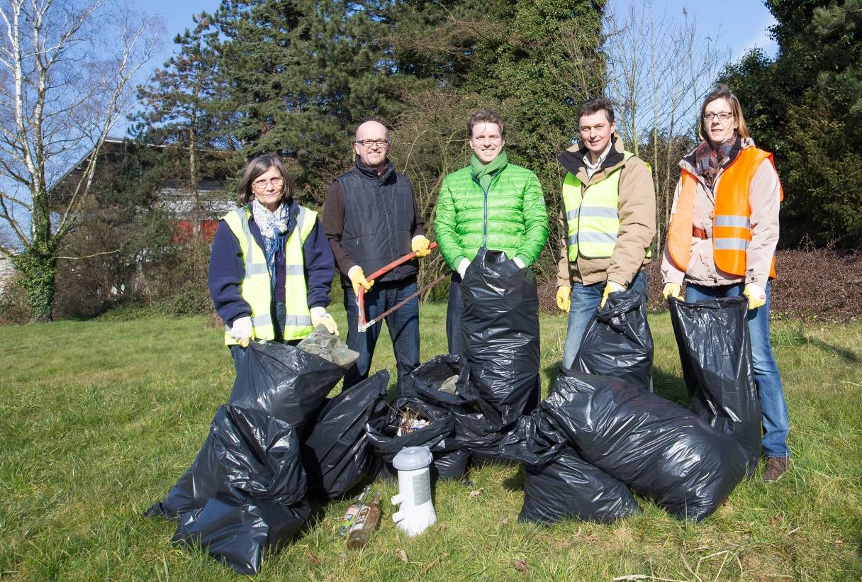 Packten mit an (vl): Marion May-Hacker (Umweltberaterin der Stadt Neukirchen-Vluyn), ENNI-Vorstand Lutz Hormes, den Moerser Bürgermeister Christoph Fleischhauer, den Neukirchen-Vluyner Bürgermeister Harald Lenßen und ENNI-Abfallexpertin Claudia Jaeckel.