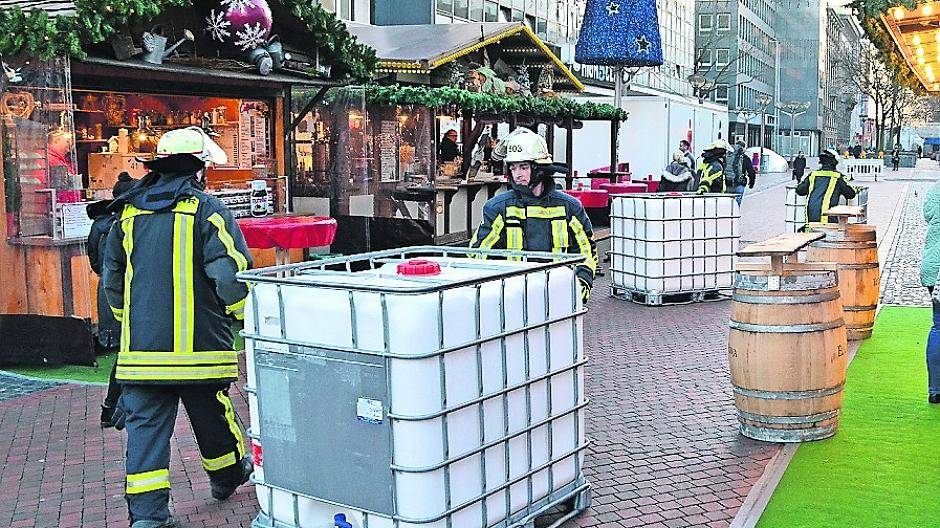 Tonnenschwere mit Wasser gefüllte Behälter werden den Zugang zum Weihnachtsmarkt in Duisburg für Fahrzeuge verhindern.