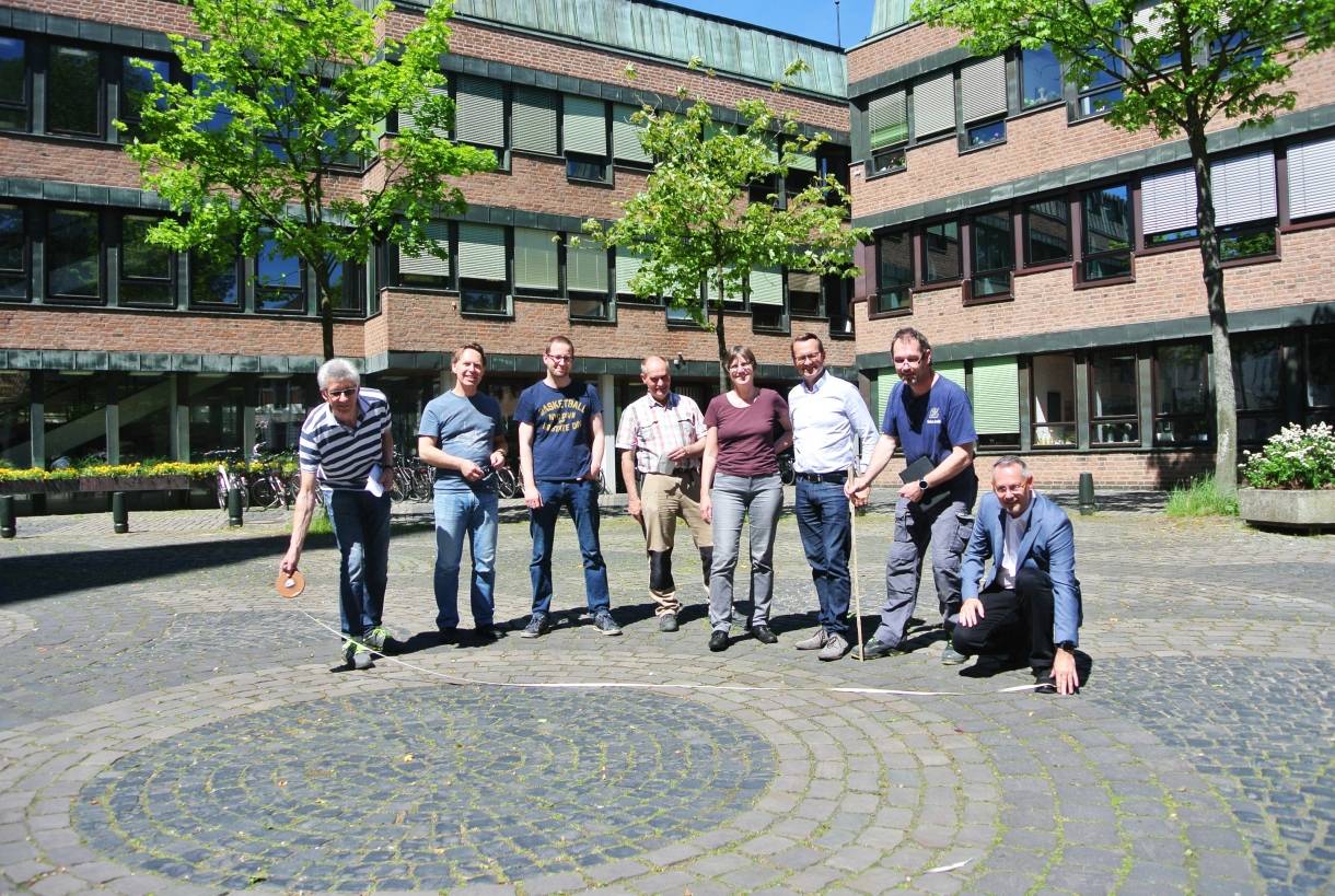  Der Sand kann kommen (von links) : Hans-Peter Fitzen, Martin Kamp, Markus Wiegand (Ordnungsamt), Norbert Pöll, Margret Terhoeven, Martin Beyel (Kinderschutzbund), Markus Stosiek und Leonhard Lankes (OBI) messen denKirchplatz aus, damit die Kinder vom 15. bis30. Juli nach Herzenslust spielen können. 