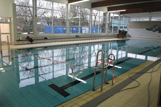  Blick über das noch abgesperrte Großbecken mit der neuen Fensterfront im Hintergrund. 