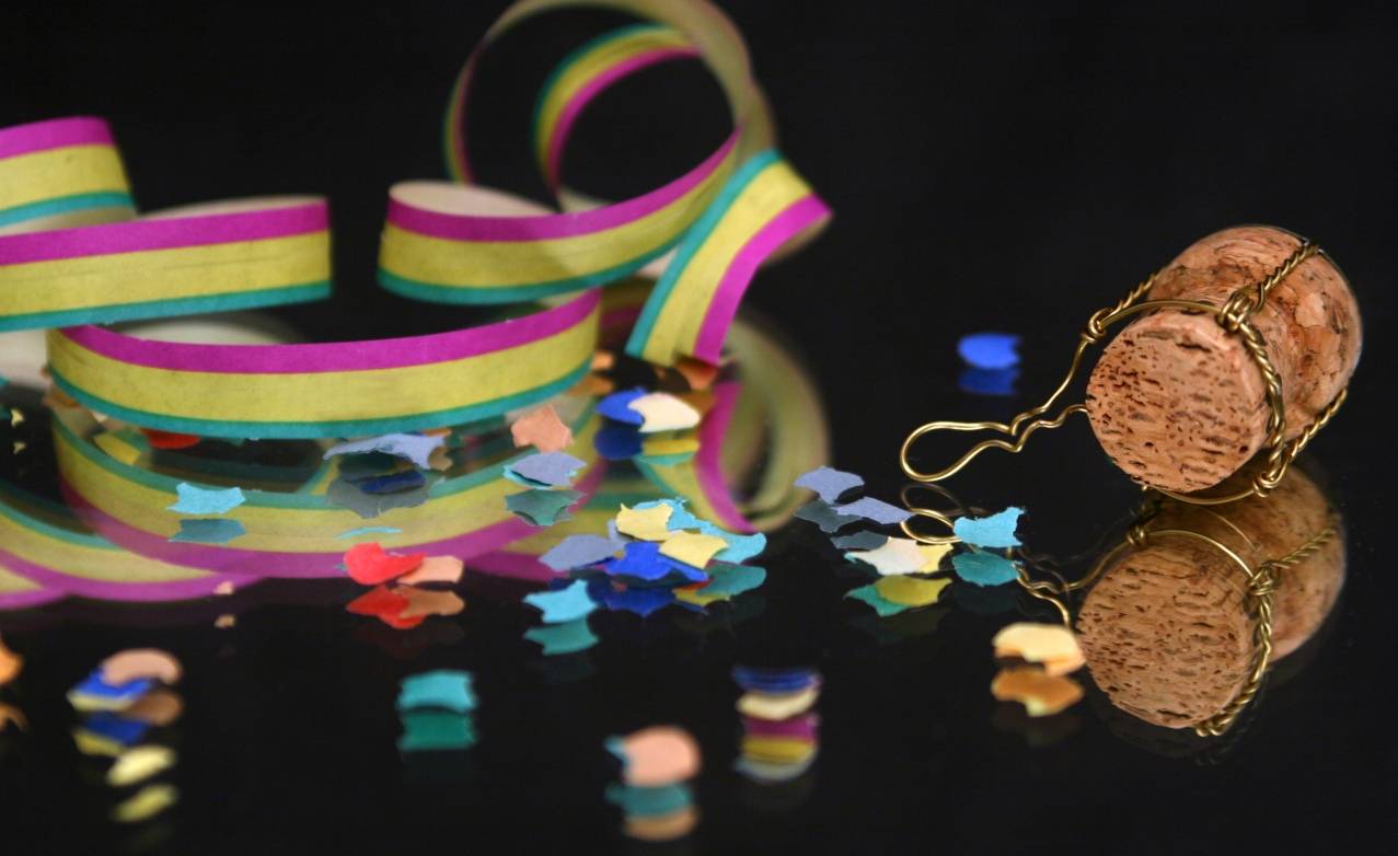 Konfetti und Korken gehören für viele zusammen. Viele Feiern werden feucht fröhlich und das ein oder andere Gläschen wird dabei nicht fehlen, aber oftmals wird auch über die Stränge geschlagen und derAlkoholkonsum gerät außer Kontrolle.