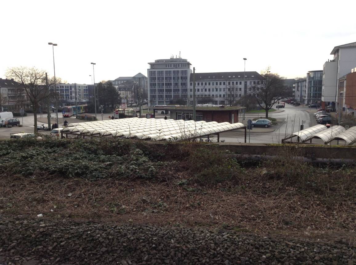  Der Blick vom Bahnsteig auf den Dinslakener Bahnhofsplatz. Bus- und Straßenbahnhaltestellen, Taxen, Fahrräderstellplätze und Parkplätze, sowohl für Abholer als auch ein P+R für Pendler, sollten erhalten bleiben. 