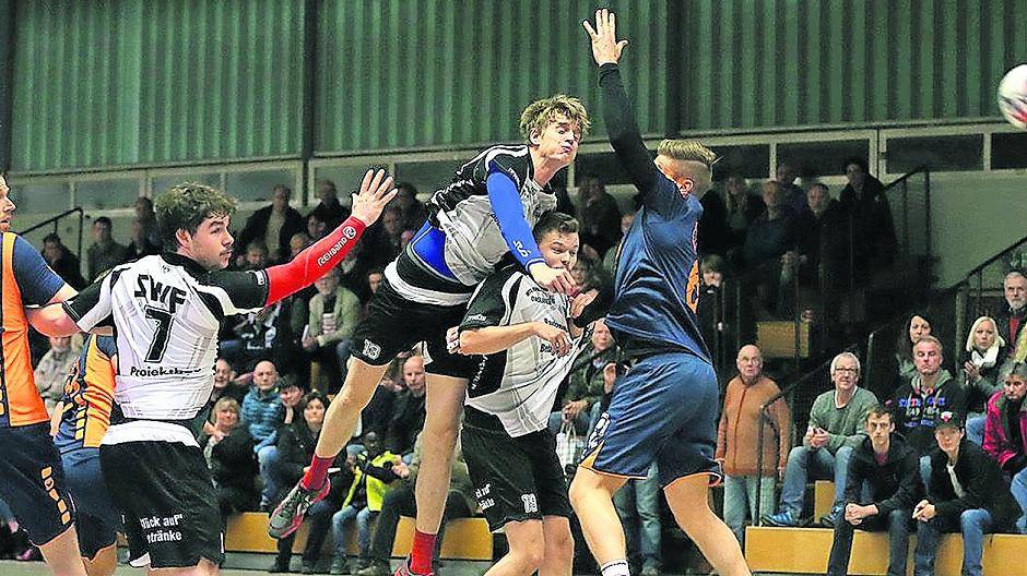  Drei Ex-Hiesfelder im MTV-Dress, hier im Derby gegen Wesel, auf die es am Sonntag gegen ihre ehemaligen Vereinskollegen ankommen wird: Christoph Enders, Max Reede und Philipp Tuda (von links). 