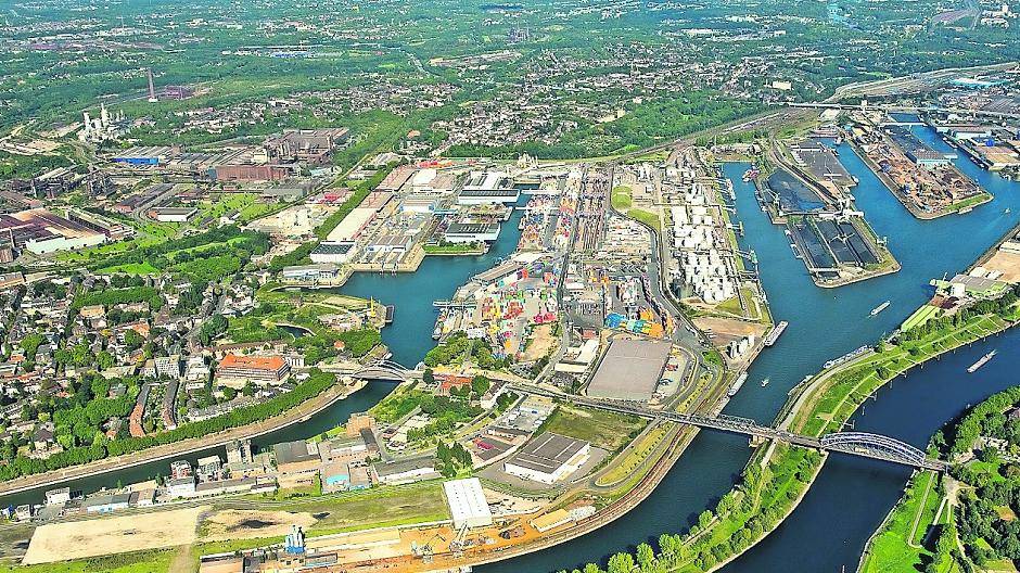  Die Duisburg-Ruhrorter Häfen und das älteste erhaltene Hafengebäude, das Haniel-Magazin von 1862 im Ruhrorter Werfthafen (kleines Foto). Foto: (c) duisport/Hans Blossey; kleines 