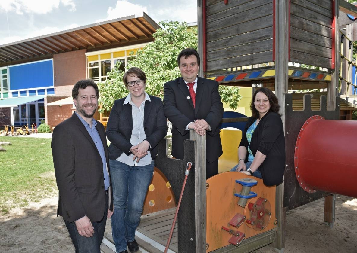 v. l.: Lebenshilfe-Vorstand Ilja Wöllert, Sonja Pommeranz, Markus Schön (beide Fachbereich Jugendhilfe) und Kitaleiterin Steffi Kaczikowski im Garten der Kita Am Hauserhof.