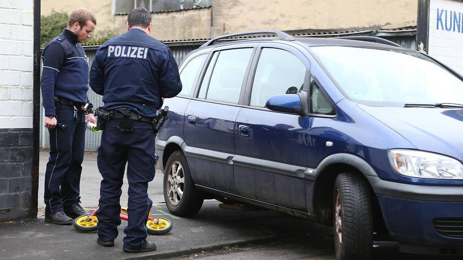 Kleinkind beim Rollerfahren angefahren