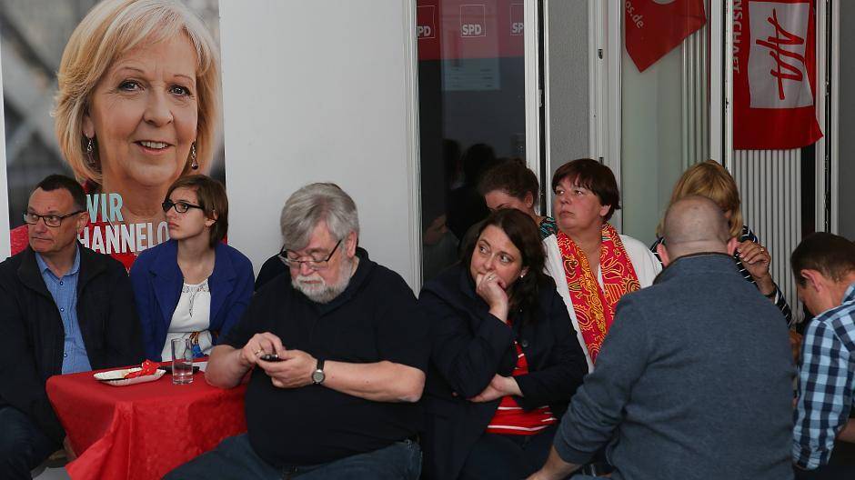 Bei der SPD. Hans Butzen, vertieft ins...