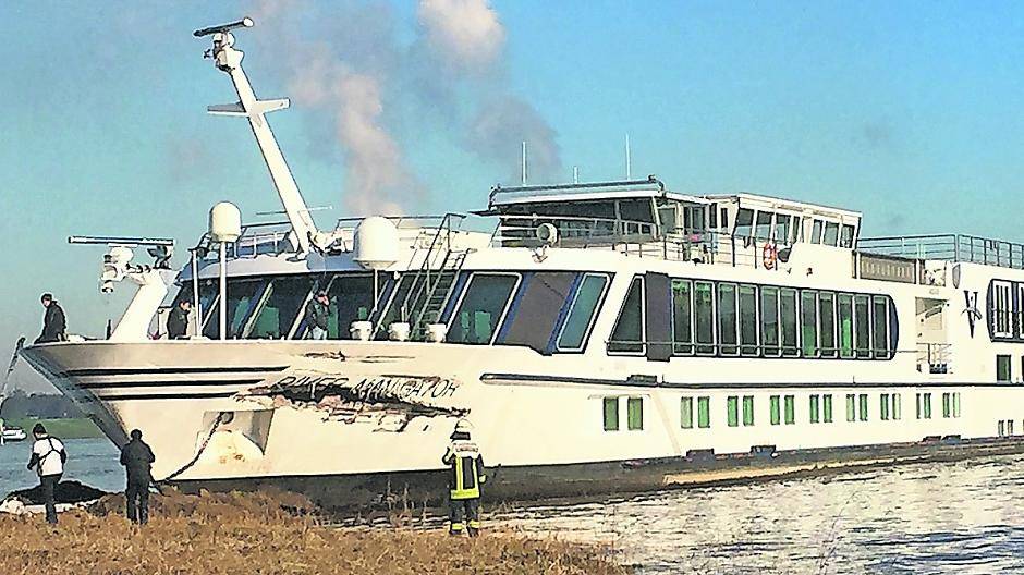  Die „River Navigator“ mit dem Riss im Bug. 