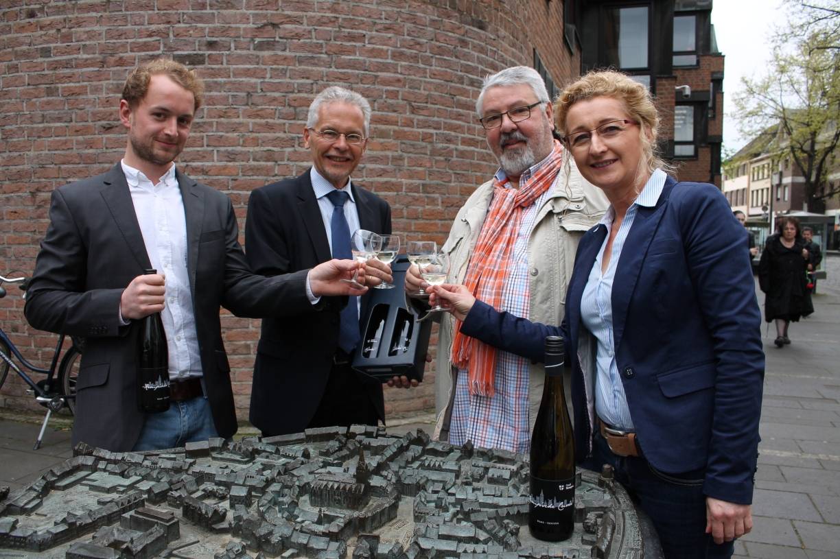 Winzer Lukas Bicking, Bürgermeister Volker Rübo, Hobbywinzer Hubert Jansen und Kirsten Pfennings von der Stadt Kempen stoßen mit der "Kemp'schen Cuvée" an.