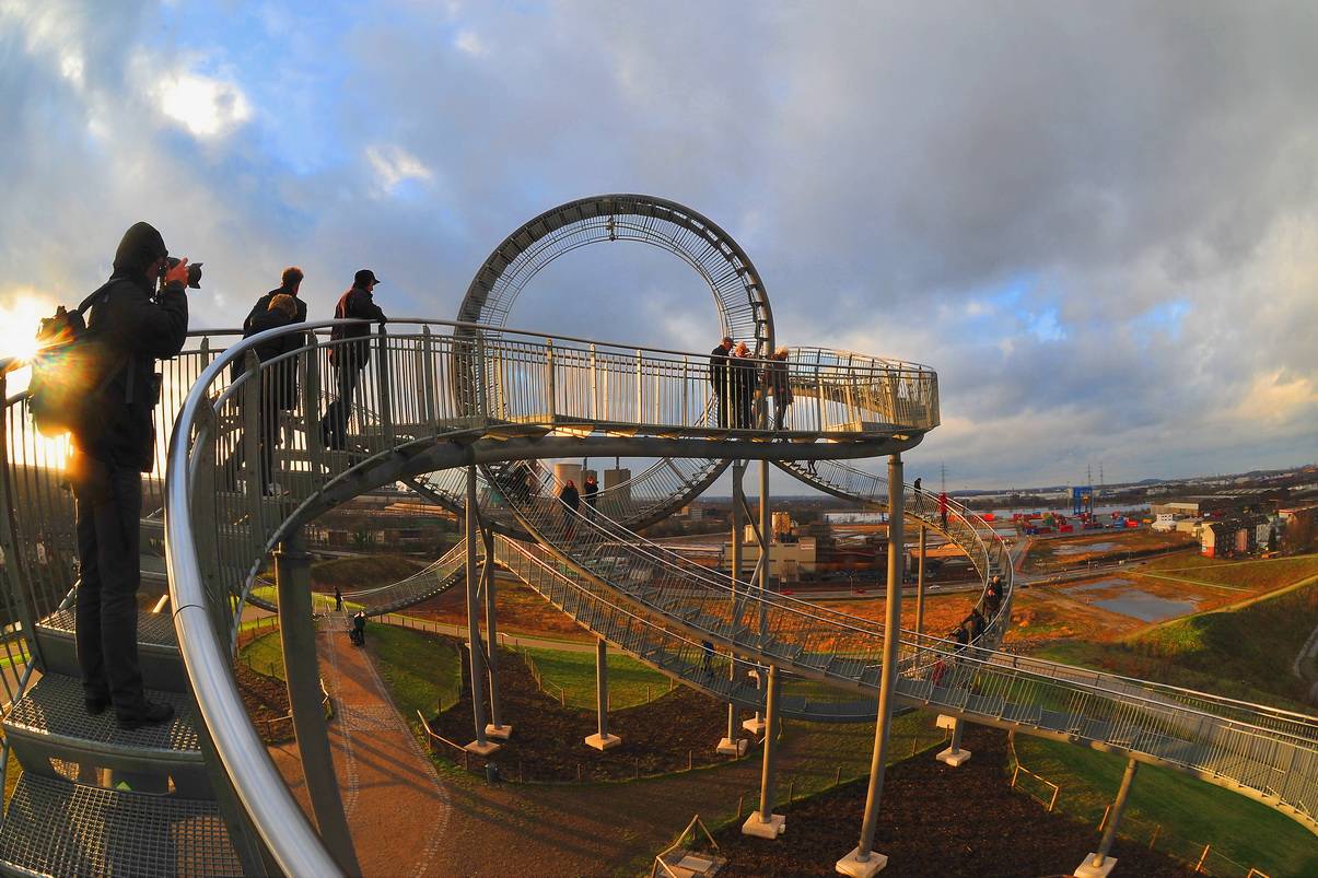 So könnte es zum Beispiel zu „Tiger and Turtle“ auf dem Magic Mountain gehen. Und siehe „zu Hause is auch schön!“