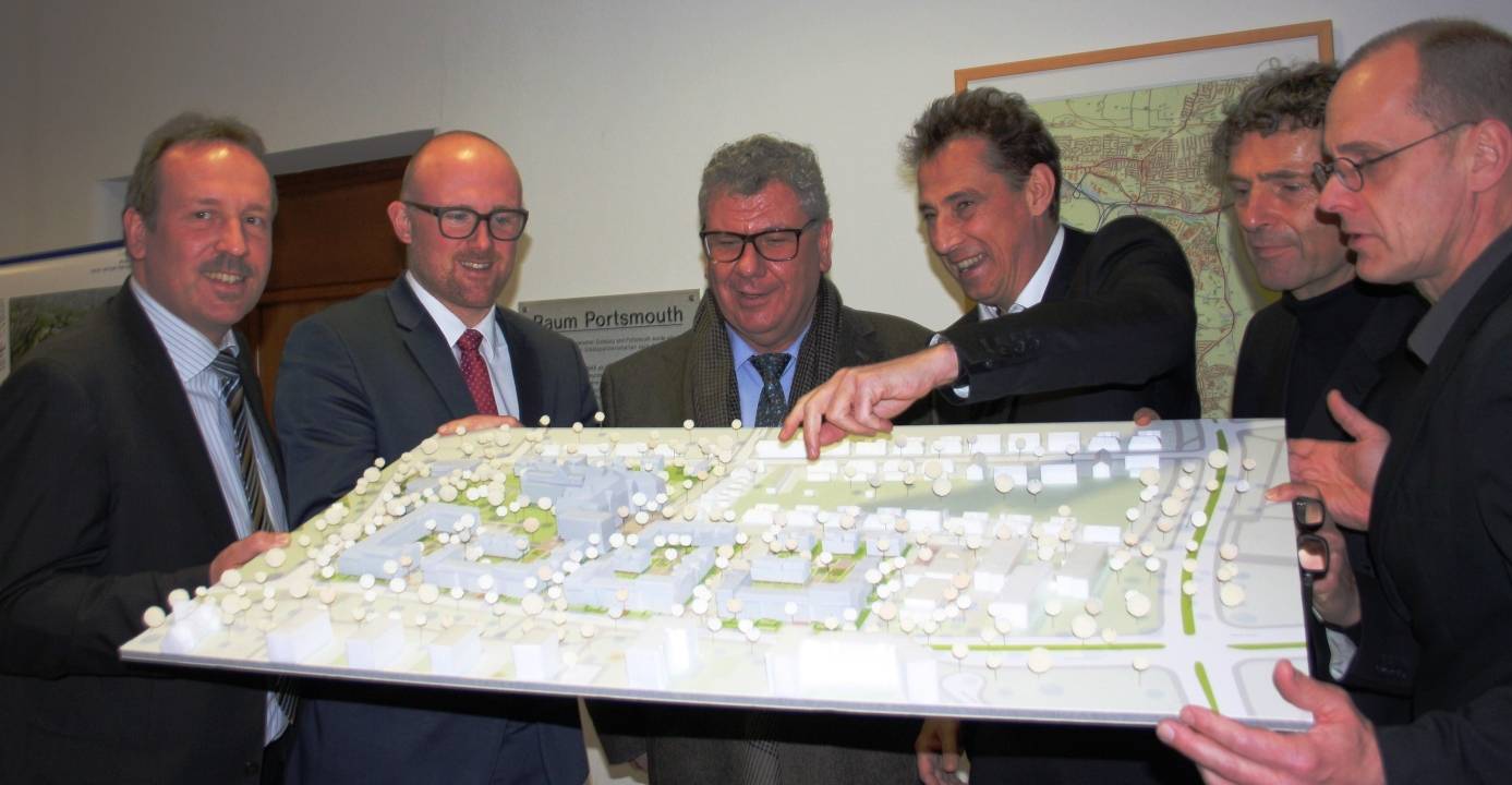 Sie halten die Zukunft Neumühls als Modell in den Händen: Carsten Tum, Sören Link, Jörg R. Lemberg, Markus Schneider, Markus, Gnüchtel und Jörg Faltin (v.l.).