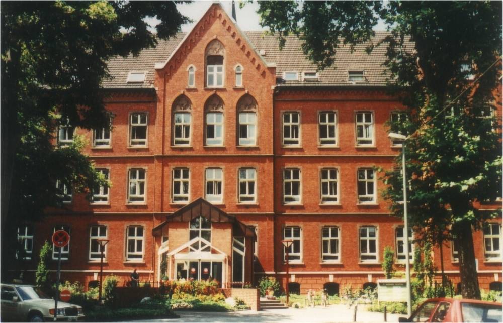 Das Kerngebäude des ehemaligen Krankenhauses bleibt erhalten und wird vielfältig genutzt, etwa mit Ateliers und Loftwohnungen.