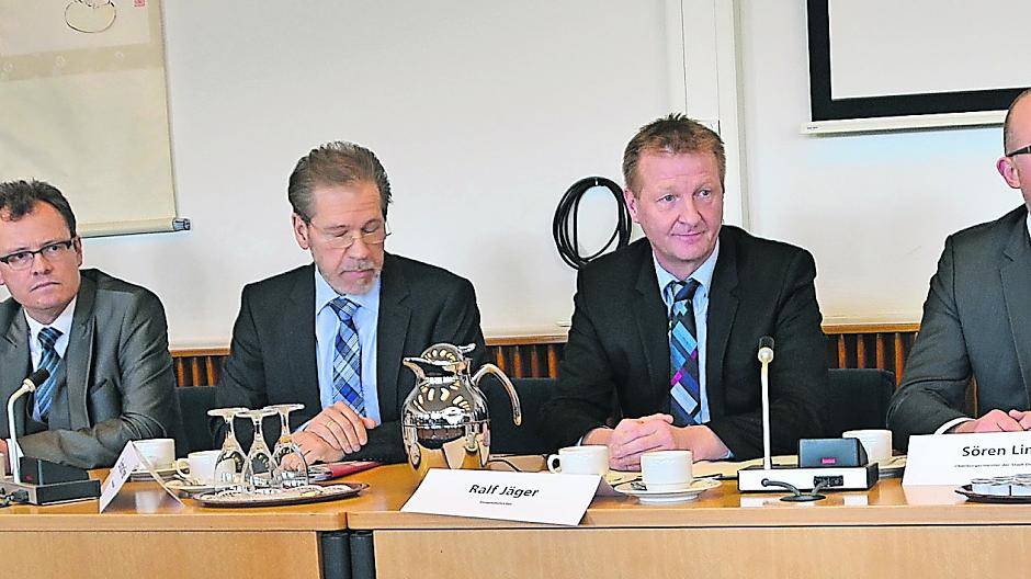  Landrat Ansgar Müller, Bürgermeister Dr. Michael Heidinger, Referatsleiter Burkhard Freier, Landesinnenminister Ralf Jäger und Oberbürgermeister Sören Link, Landesinnenminister Ralf Jäger stellten das Wegweiser-Programm vor. 