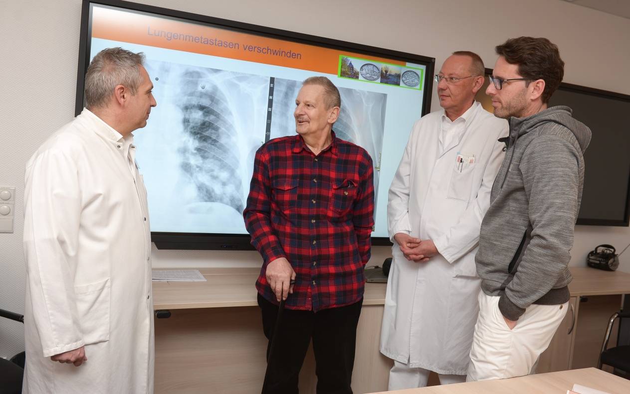  Freuen sich über die Therapie-Erfolge: Oberarzt Dr. Kato Kambartel, Patient Bernd Kirchhausen, Chefarzt Dr. Thomas Voshaar und der Onkologe Dr. Peter Liebisch. 