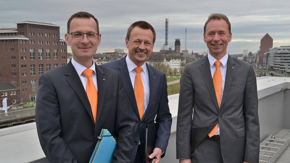  Auf dem Dach der neuen Volksbank Rhein-Ruhr-Zentrale im Innenhafen stellten sich die Vorstandsmitglieder Oliver Reuter, Thomas Diederichs und Carsten Soltau den Fotografen. Foto vowie 