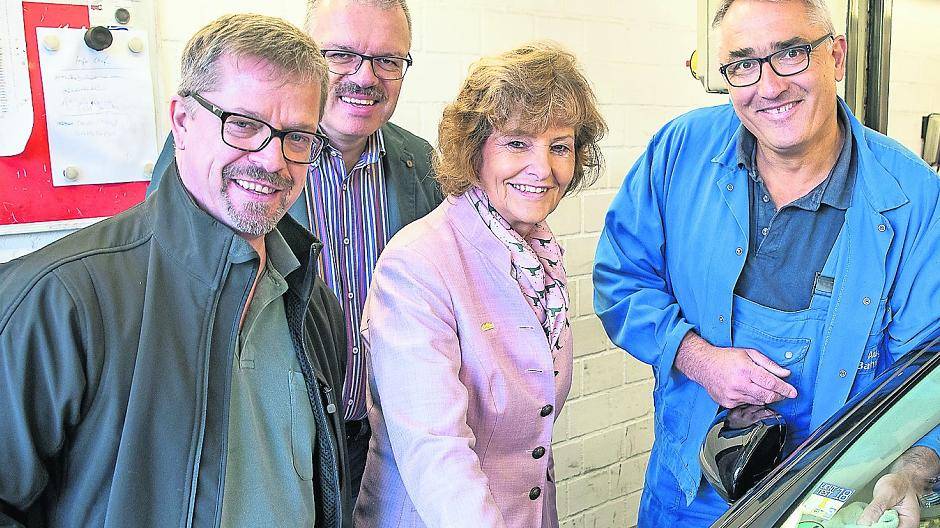 Im Betrieb von Wilfried Bahners (r.) in Osterath ließ Bürgermeisterin Angelika Mielke-Westerlage ihren Dienstwagen checken.