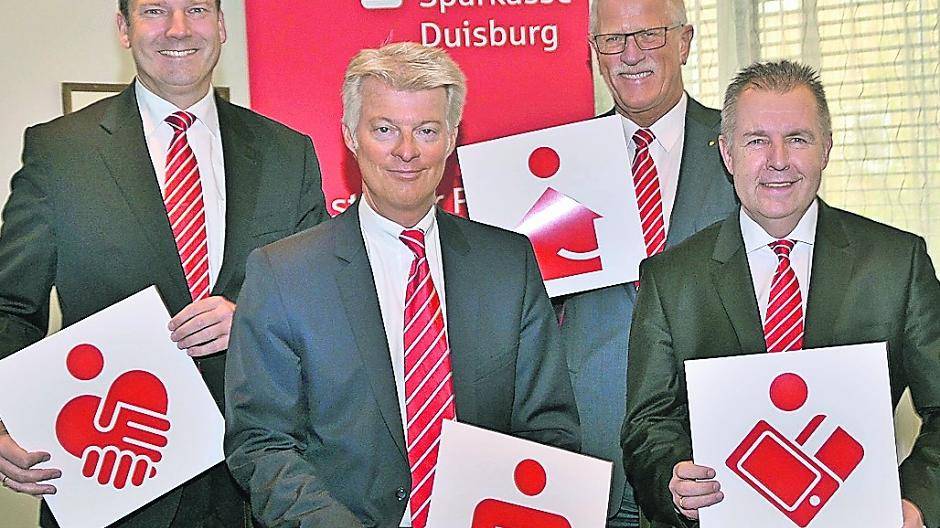 Der Vorstand der Sparkasse Duisburg zeigte sich angesichts der Bilanz-Pressekonferenz gestern überaus entspannt: Helge Kipping, Vorstandsvorsitzender Dr. Joachim K. Bonn, Uwe Haddenhorst und der stellvertretender Vorsitzender Ulrich Schneidewind präsentierten sich den Fotografen (vl).