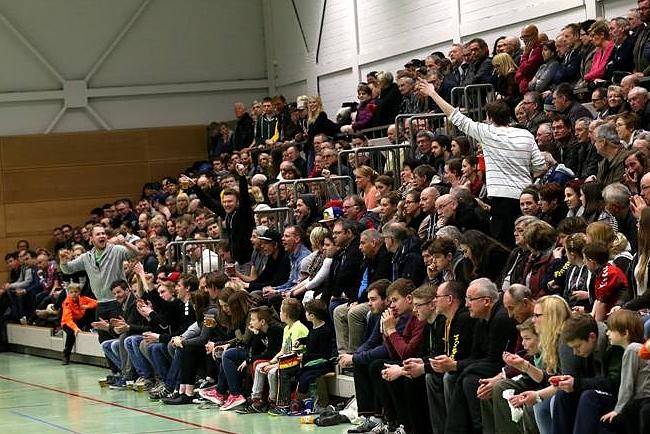  Ausverkaufte Halle in Rumeln, beim Handball-Derby der OSC Wölfe gegen den VfB Homberg. 