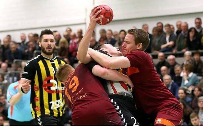 Es ging eng zu beim Derby. Handball ist schon ein körperbetontes Spiel, aber bitte kein Ringkampf.