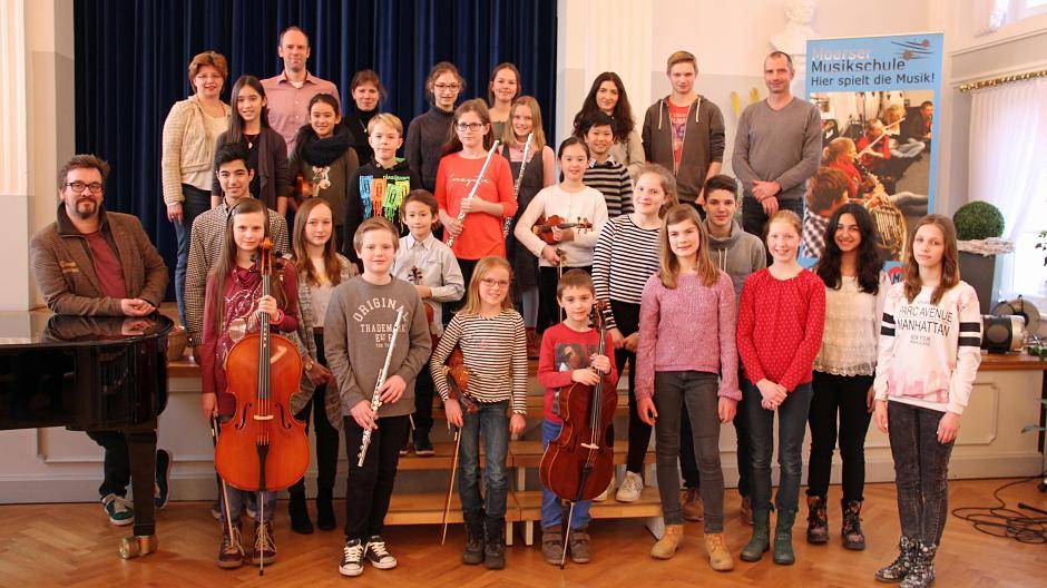  Musikschulleiter George Kresimon (hinten rechts) und die Lehrkräfte der Moerser Musikschule gratulierten den Musikschülern, die beim 53. Regionalwettbewerb „Jugend musiziert“ Preise erhalten haben. 