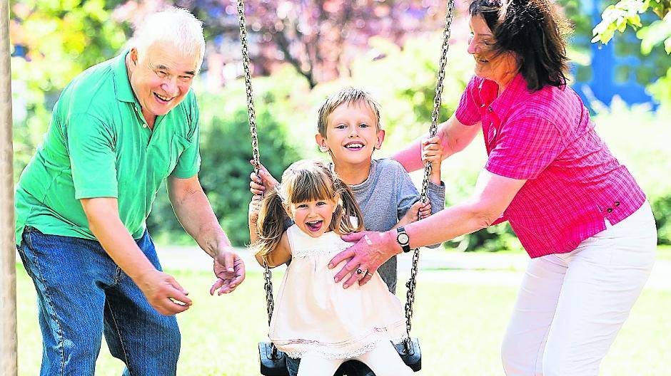  Herumtoben und spielen mit den Enkeln: Eine wichtige Voraussetzung dafür sind gesunde Gelenke der Senioren. 