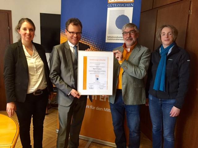  Freuen sich über das erneute Siegel: v.l. Wirtschaftsförderin Svenja Krämer, Bürgermeister Dr. Michael Heidinger, Diplom-Ingenieur Herbert Wüster, Geschäftsführer der Gütesiegelgemeinschaft, und Gesa Scholten, im Rathaus zuständig für das Einhalten der Gütesiegelbedingungen. 