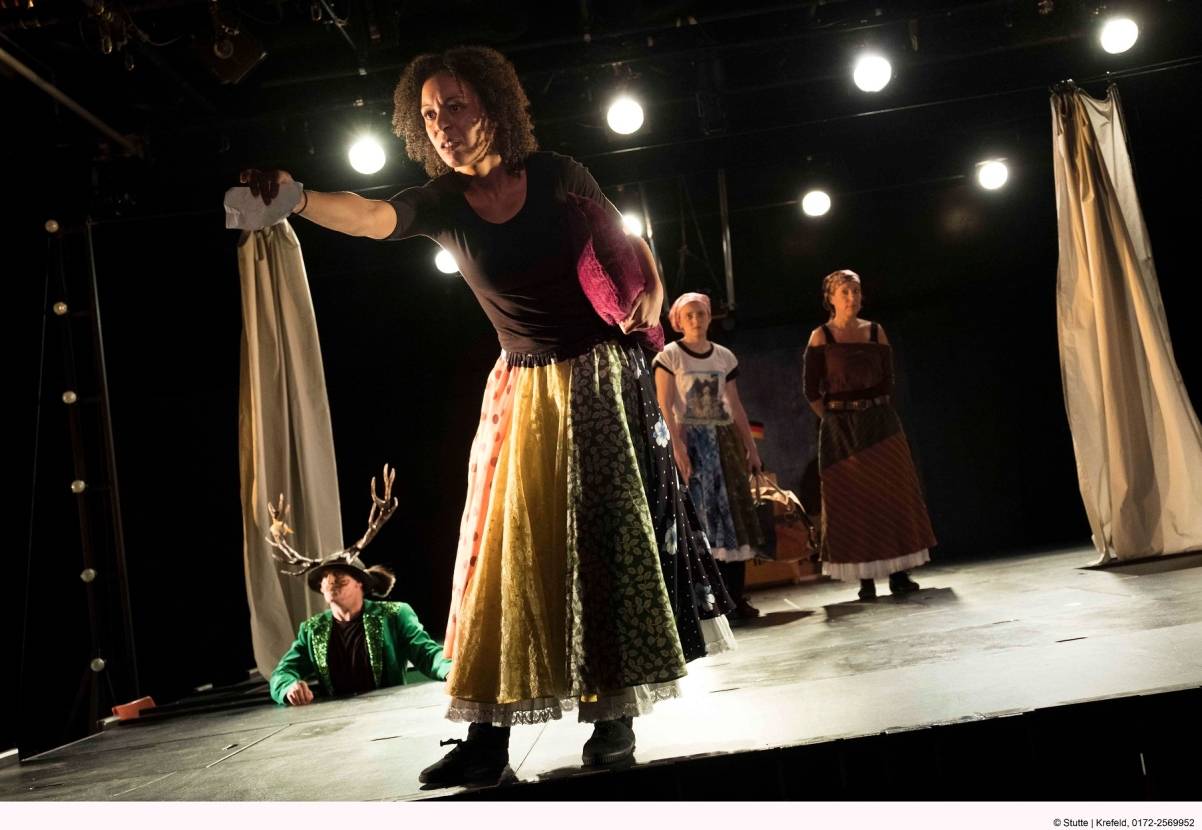 Phantom auf der Studienbühne: Wenig Kulissen, karger Raum, aber dafür ein so ausdrucksvolleres Spiel voller Spannung.