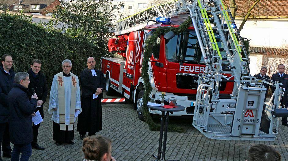 Feuerwehr löscht und hilft KiTa-Kindern