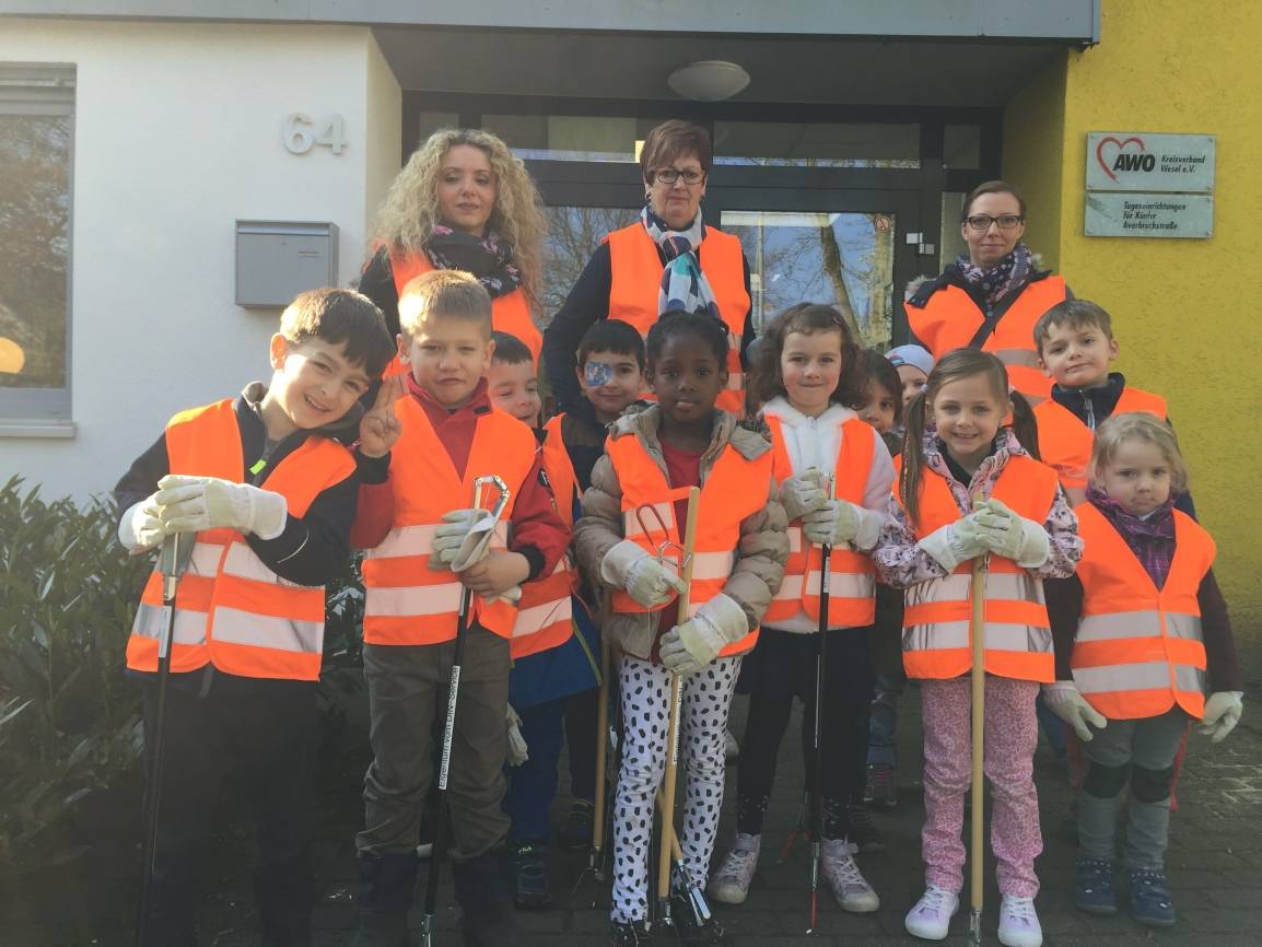 Auch die Kinder und Erzieherinnen des AWO-Kindergartens im Averbruch sind am Donnerstagvormittag mit Müllsäcken und Warnweste durch die Straßen im Stadtteil gezogen.