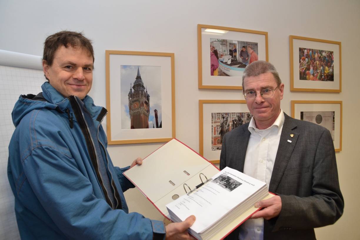  Fred Walt (Sprecher des Bauwagenplatzes) übergab am Montagmittag den Ordner mit den Unterschriftenlisten an Thomas Krützberg (Kulturdezernent der Stadt Duisburg) im Rathaus. 