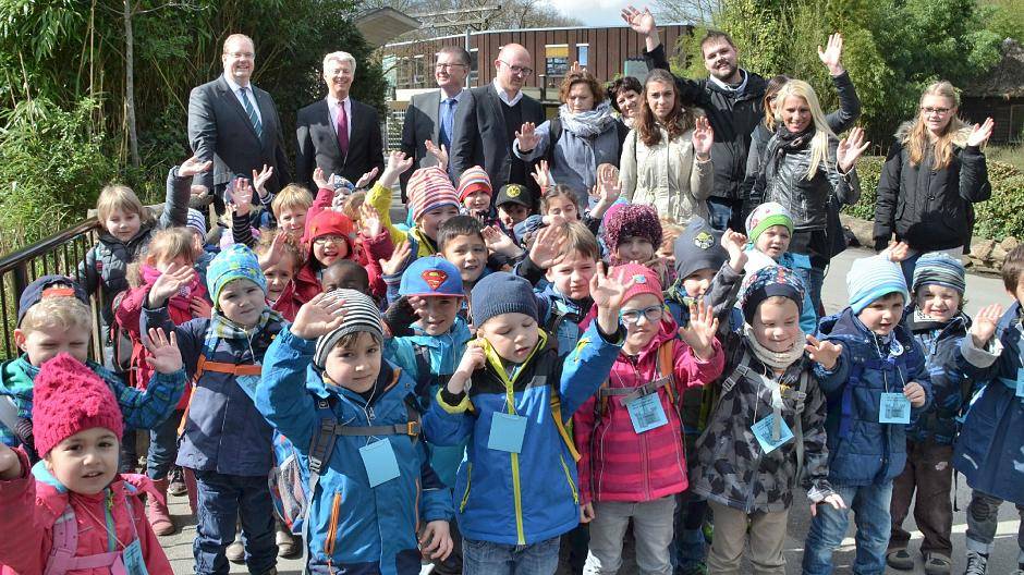 Kinder des „Kindergartens am Burgacker“ waren die ersten Kids, die in den Genuss des freien Eintritts kamen. An der Begeisterung der Kinder hatten auch Bernd Wortmeyer, Geschäftsführer der Gebag, Dr. Joachim Bonn, Vorstandsvorsitzender der Sparkasse Duisburg, Detlef Hamacher, Kaufmännischer Vorstand im Zoo Duisburg und Oberbürgermeister Sören Link (Im Hintergrund von links) ihre Freude.