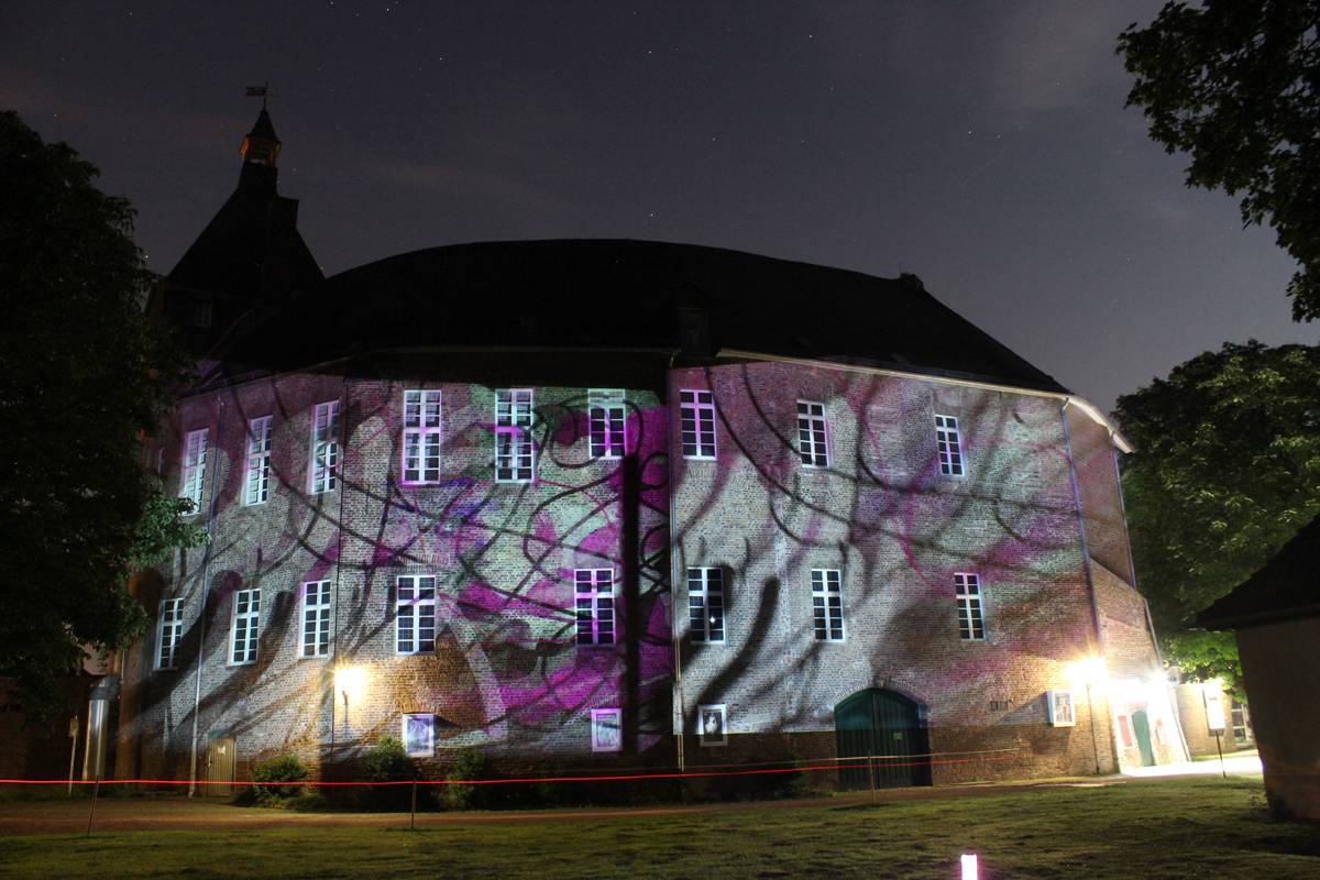  So haben die Visual Artist — Künstler Matthias Plenkmann und Christian Spieß das Moerser Schloss digital bemalt. 