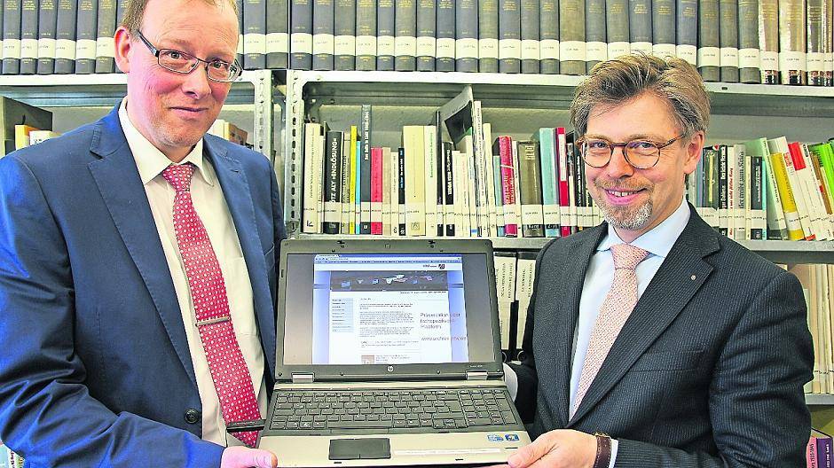 Sprung ins digitale Zeitalter: Archivleiter Dr. Olaf Richter (r.) und sein Stellvertreter Dr. Christoph Moß präsentieren das NRW-Internet-Portal mit den digitalen Findelisten des Krefelder Stadtarchivs.