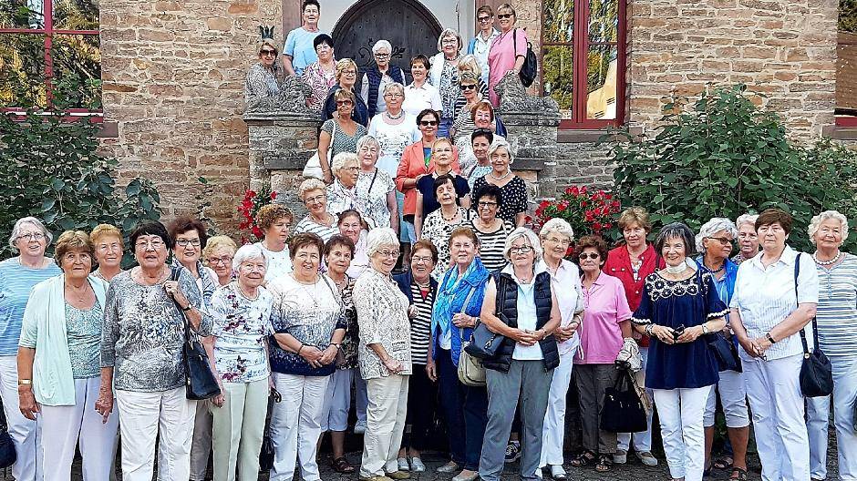 Die kfd-Frauen von Ossum-Bösinghoven auf der Treppe der Burg Satzvey.