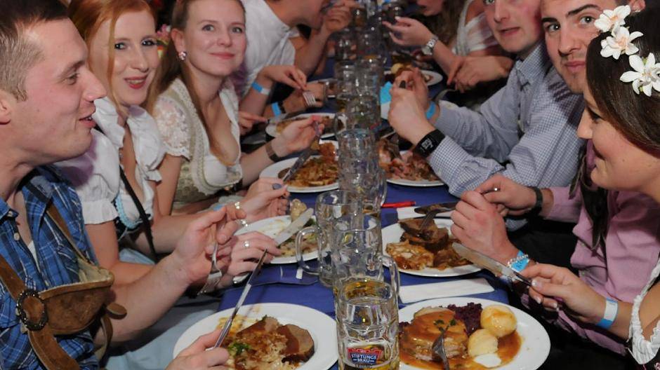  Beim Fassanstich (v.l.): Kött-on-Kleen-Vorsitzender Andreas Bongartz, der zweite Vorsitzende Günter Wolf, Bürgermeisterin Angelika Mielke-Westerlage und der stellvertretende Bürgermeister Leo Jürgens.  