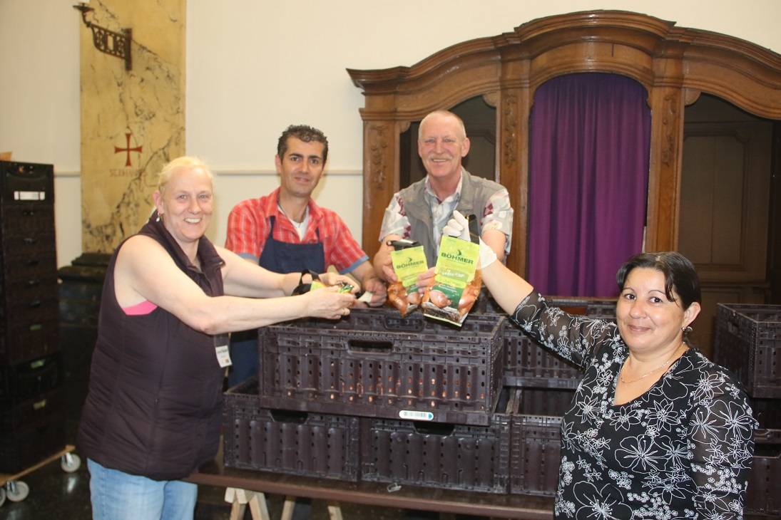  Ehrenamtler bereiten die Lebensmittelausgabe in der Dionysiuskirche vor. 