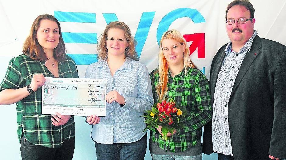  Carolin Gsell (Mitglied der Betriebsgruppe Schenker Rail, Duisburg), Frau Bartl (Leiterin des Frauenhauses Duisburg), Frau Kreutz (Frauenhaus Duisburg), Markus Gamisch (Vorsitzender der Betriebsgruppe Schenker Rail, Duisburg) (von links). 