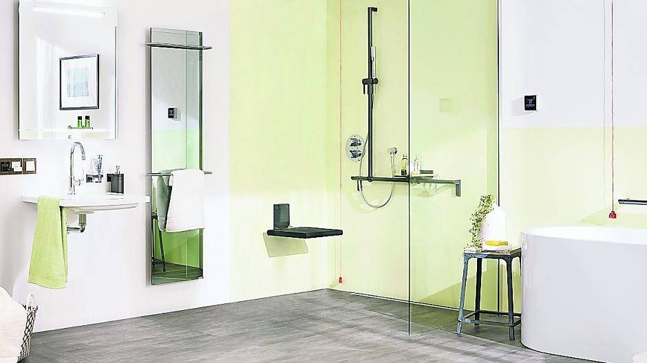 Wer heute ein Bad ausstattet, macht es mit Blick auf vorzugsweise langes Verbleiben in den eigenen vier Wänden zukunftstauglich. Wenn der Alltag zunehmend beschwerlich wird, erweist sich eine für alle komfortable Ausstattung mit zusätzlichen Attributen wie sicher und barrierefrei als wahrer Segen. Beim Baddesign, das den Prinzipien des „Universal Design“ folgt, wird aber nicht nur auf generationengerechte Funktionalitäten geachtet. Auch optische Aspekte wie Modernität und Zeitlosigkeit spielen eine entscheidende Rolle.