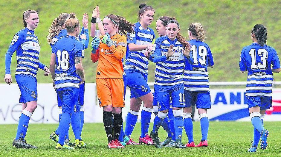 Abklatschen für den Wiederaufstieg: Die MSV-Frauen stehen kurz vor der Rückkehr ins Fußball-Oberhaus.