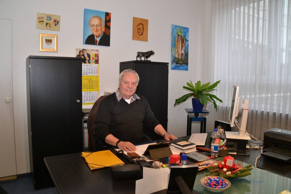 Bezirksbürgermeister Hans-Joachim Paschmann am Schreibtisch seines Büros im Bezirksamt Homberg.