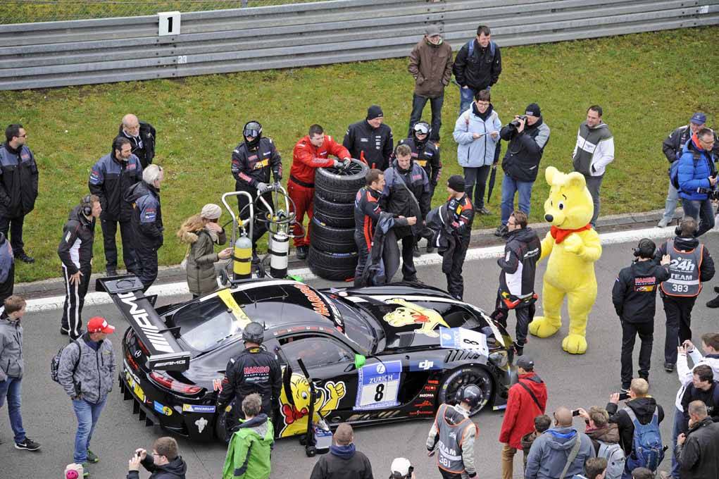  Der Haribo-Mercedes in der Startaufstellung des Quali-Rennens. Arnold am Reifenstapel zieht gerade die Jacke aus. 