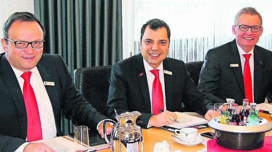 Die Vorstände der Sparkasse am Niederrhein, Frank-Rainer Laake, Giovanni Malaponti und Bernd Zibell (v.l.n.r.), stellten jetzt die Zahlen des Geschäftsjahres 2015 vor.