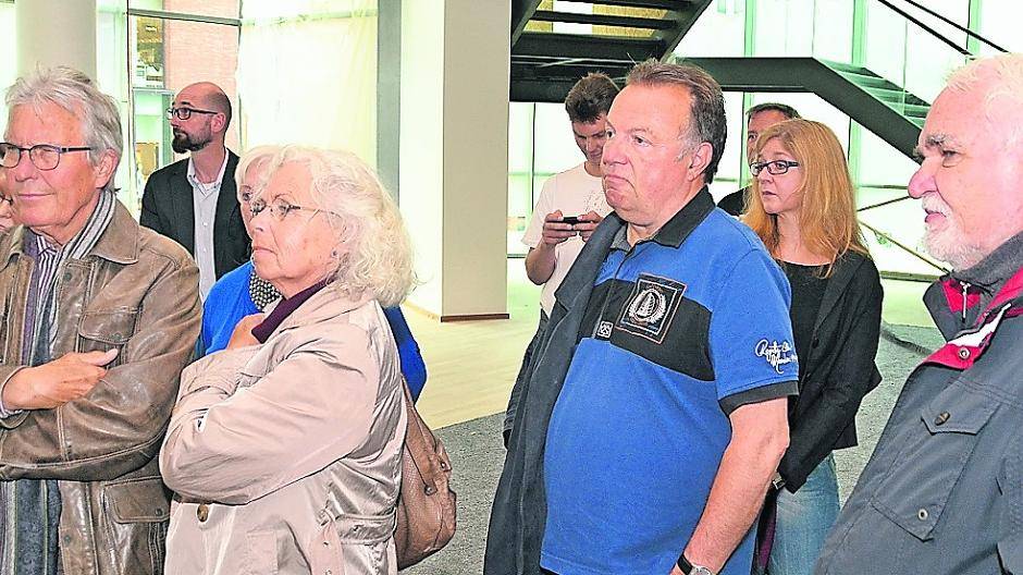 Viele skeptische Blicke von den Stadt-Panorama-Lesern gab es für den IMD-Bauleiter Hans-Joachim Geiser. Nun hoffen alle, dass der Neustart der Mercatorhalle gelingt.