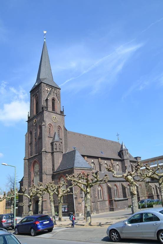  Seit Jahrzehnten nutzen Turmfalken den Turm der St. Johannes Kirche in Homberg als Brutort. Auch in diesem Jahr hat sich wieder ein Falken-Paar am Turm eingefunden und den Nistkasten, der vor über 20 Jahren durch den NABU Duisburg im Glockenturm installiert wurde, bezogen. Da die Raubvögel streng geschützt sind, muss die anstehende Sanierung des Kirchturmes warten, bis die Brutzeit beendet ist und die Jungtiere flügge sind. 