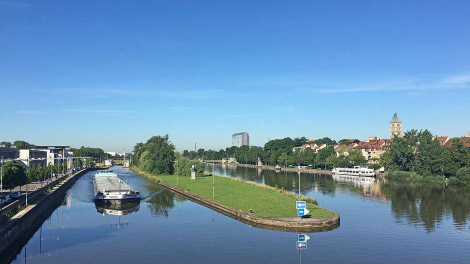 Blick von der Maxbrücke auf das wunderschön am Main gelegene...