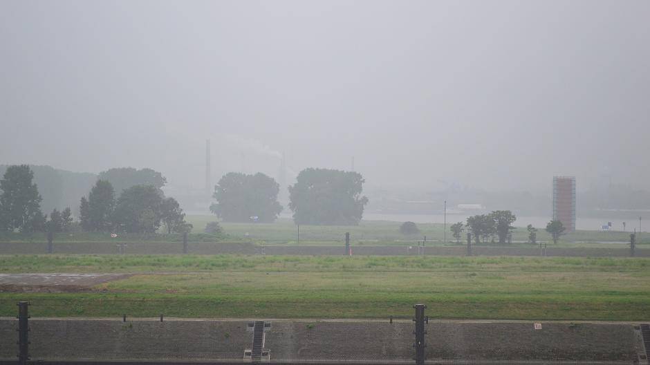 Ein einziges nasses Grau zeigt der Blick aus dem Fenster. Der Elektronische Wasserstraßenservice schätzt, dass wegen der deutschlandweiten, starken Regenfälle der Pegel Ruhrort schon am Mittwoch auf 6,50 Meter steigt. Fürs 23. Ruhrorter Hafenfest am Freitag hat ein hoher Pegelstand den Vorteil, dass die historischen Schiffe „schön hoch“ liegen, also vom Leinpfad aus gut betrachtet werden können.