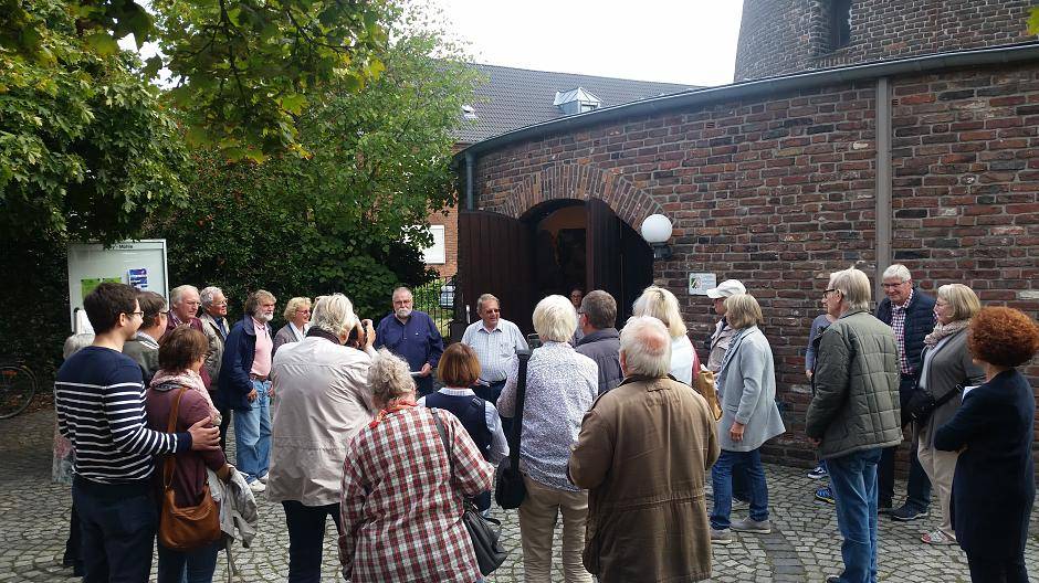 Beim diesjährigen Tag des offenen Denkmals konnten die Teilnehmer der Führungen in Lank-Latum viel Wissenswerte wie hier an der Teloy-Mühle über den Heimatort in Meerbusch erfahren.