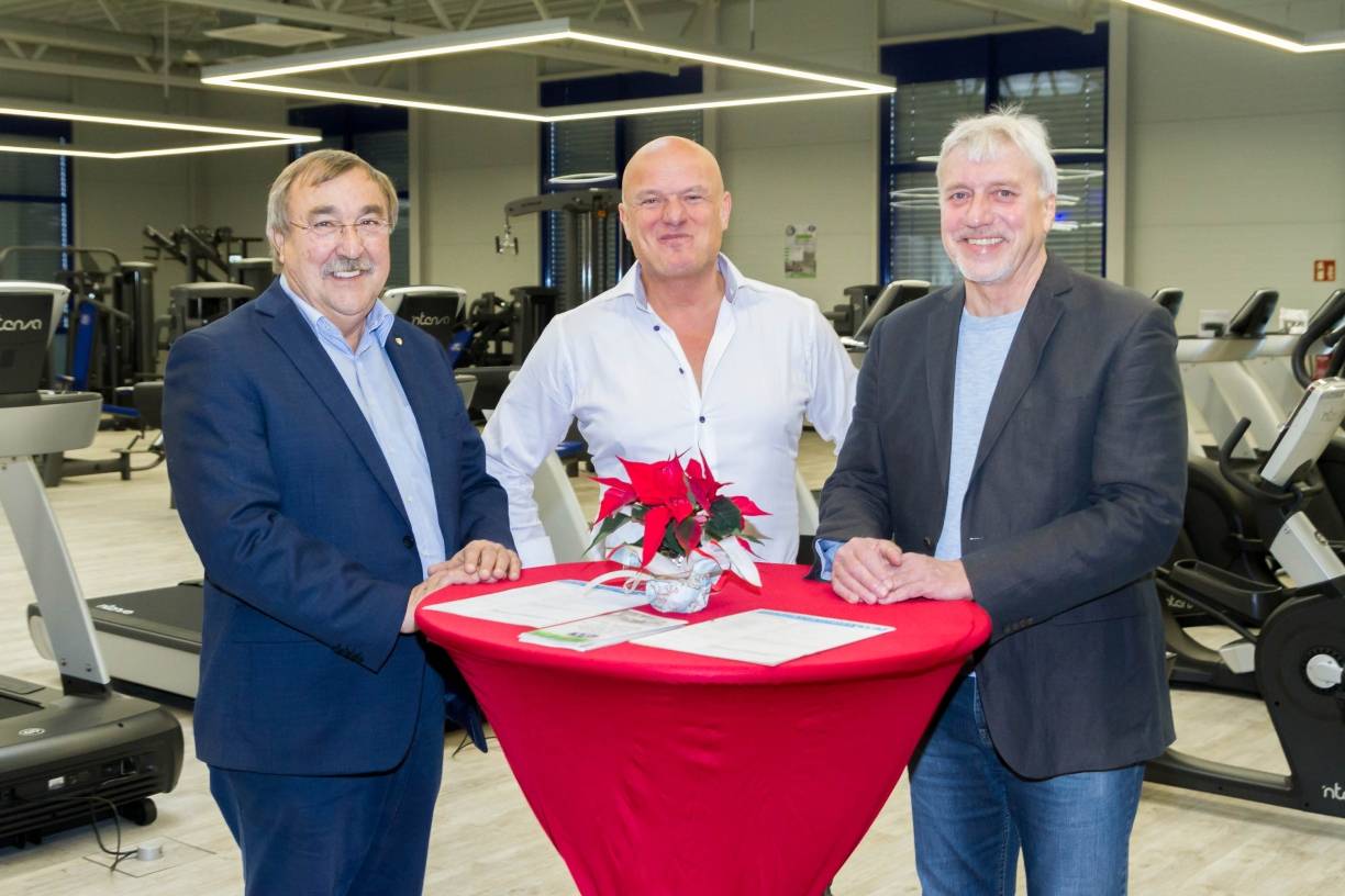  Bei der Eröffnung der OSC-Sportwelt Rheinhausen zugegen (vl): Manfred Osenger (stellvertretender Bürgermeister), Hubert Mieruch (Projektleiter) und Jürgen Keusemann (Vorsitzender OSC Rheinhausen). 