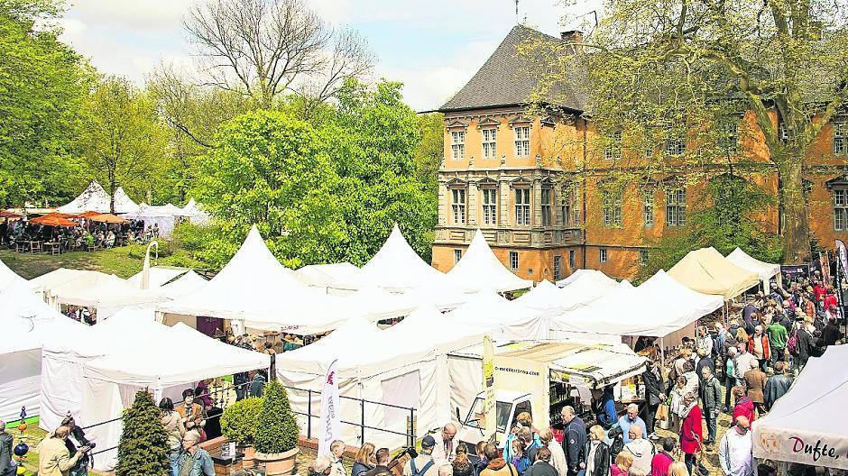  Vor der Kulisse von Schloss Rheydt findet auch in diesem Jahr wieder die Gartenwelt statt. 153 Aussteller, davon 30 neue, sorgen für einen bunten Angebotsmix. 