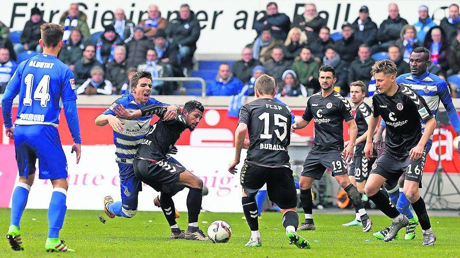 Sinnbild für das Spiel: Ein verzweifelter Tomané sieht sich einer dicht gestaffelten Pauli-Überzahl gegenüber.